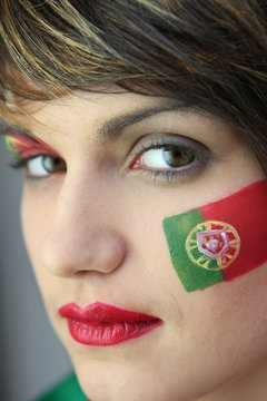 Jeune femme supportrice du Portugal