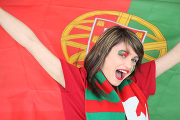 Jeune femme supportrice du Portugal - obrazy, fototapety, plakaty