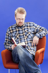 Fototapeta premium Man reads book