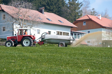 Traktor beim Düngen