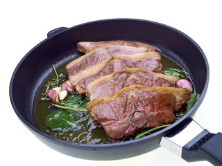 lammfleisch gebraten in der pfanne