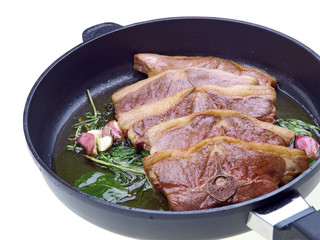 lammfleisch gebraten in der pfanne