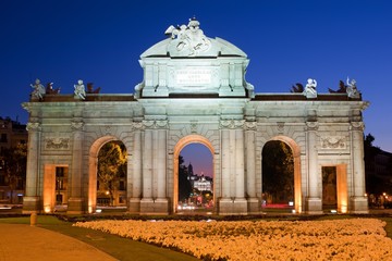 Fototapeta na wymiar Nocny widok na pomnik Puerta de Alcala