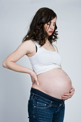 Schwangere Frau fühlt ihr Baby