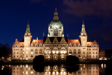 Fototapeta na wymiar Neues Rathaus w Hanowerze bei Nacht, Ratusz w Hanowerze