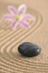 zen garten mit sand und stein