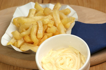 Pommes frites in einer Pappschale mit Mayonaise