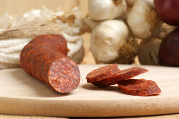 aufgeschnittene Salami auf einem Holzbrett