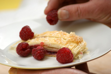 selbst gebackener Obstkuchen und Himbeeren