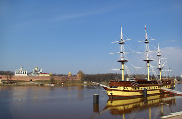 Fototapeta na wymiar Novgorod Kremlin and Volkhov