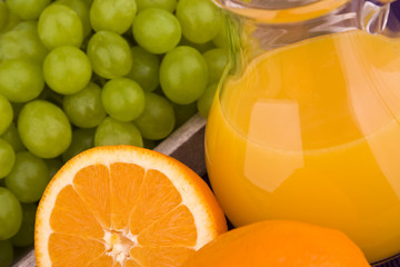 Orangensaft in einer Karaffe mit Weintrauben