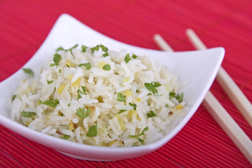 Schale Reis mit Stäbchen