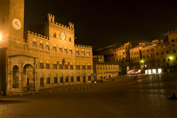 Fototapeta na wymiar Siena - Town-hall and Piazza del Campo in the night