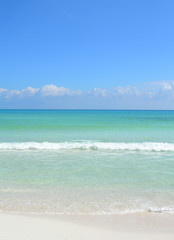 Fototapeta na wymiar Karaiby plaża z fal na Atlantyku w Cancun, Meksyk