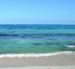 Fototapeta na wymiar Caribbean beach with waves at the Atlantic in Cancun, Mexico