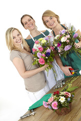 drei frauen mit blumenstrauss