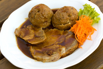 Schweinebraten mit brauner Malzsoße und Knödeln
