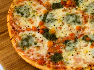 Pizza Supreme mit Mozzarella,Brokkoli