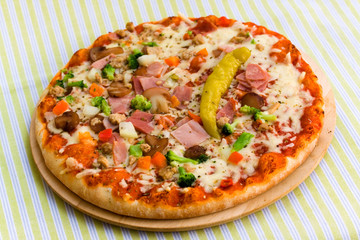 Pizza Supreme mit Mozzarella,Schinken,Peperoni