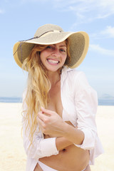summer fashion: sensual and happy woman on the beach posing