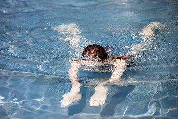 Model schwimmt im Swimmingpool