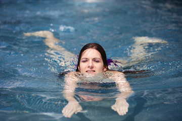 Model schwimmt im Swimmingpool