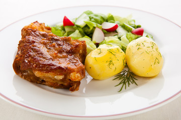 Tasty grilled ribs with vegetables