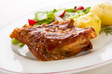 Tasty grilled ribs with vegetables