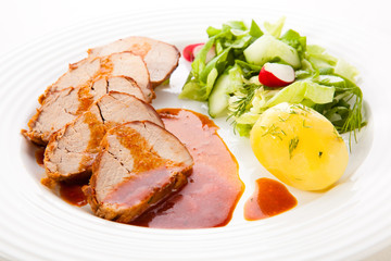 Roasted loin slices with vegetables