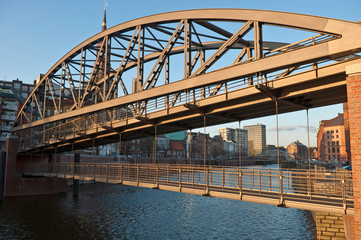 Obraz premium Bruecke über den Zollkanal zur Evakuierung der Hafencity