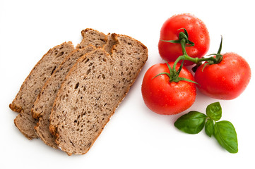 Frisches Mehrkornbrot, Basilikum und Tomaten