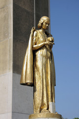 Statue dorée au Trocadéro, Paris