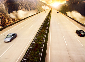 Autobahn durch Gebirge