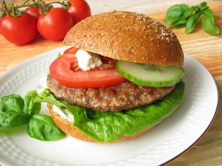 Hausgemachter Roggenbrötchen-Burger