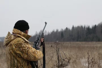 Kissenbezug Jäger mit Gewehr wartet auf Tier © joppo