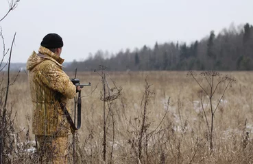 Fototapeten Jäger mit Gewehr wartet auf Tier © joppo