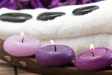 Obraz na płótnie Canvas hotstones na ręcznik z fioletowych świec (2)
