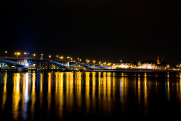 Fototapeta na wymiar Ren most niemieckie miasta Moguncji i Wiesbaden w nocy