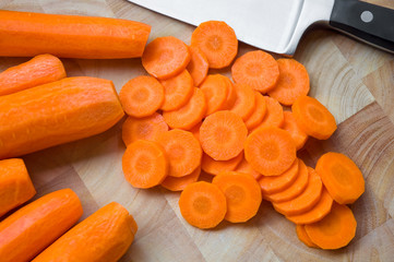 Frische Möhren, Karotten, Mohrrüben, in Scheiben geschnitten