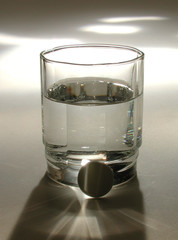 Bicchiere d acqua con pillola