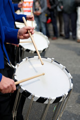 Fototapeta na wymiar Drumers w Zurychu w paradzie Sechseläute dzieci