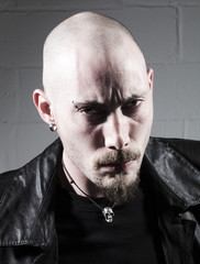 jeune homme haineux regard noir