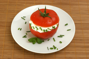 geteilte Tomate mit Frischkäse und Dill