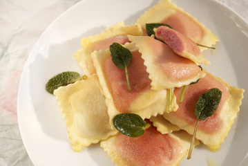 rote beete ravioli mit salbeibutter neutraler hintergrund