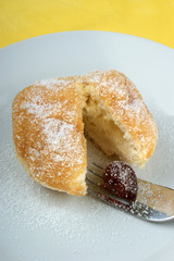 selbst gebackener Kuchen und Kuchengabel