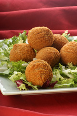 scottish eggs auf Salat in einer Schale