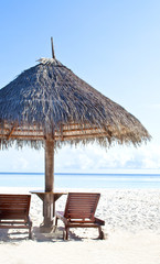 Sonnenliegen am Strand