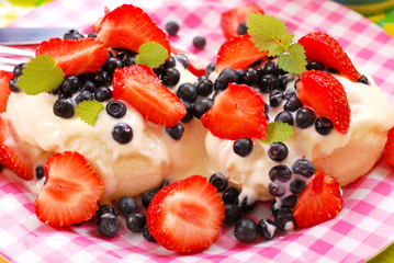 dumplings with cream and fresh fruits
