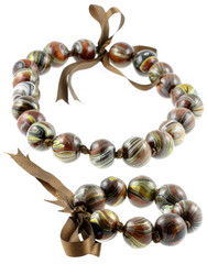 bracelet et collier à boules rétro charleston, fond blanc