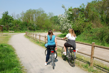 Naklejka premium Due ragazze in bicicletta
